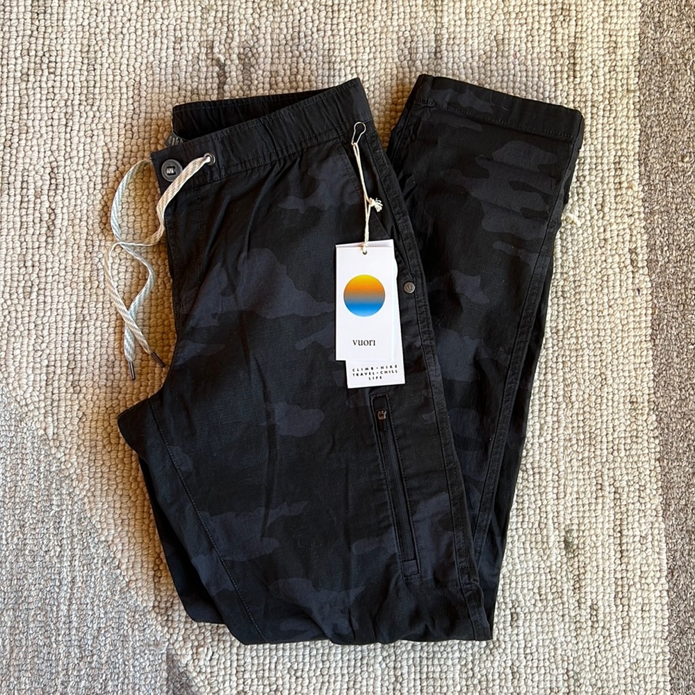 NWT Vuori rip stop pant SMALL black camo